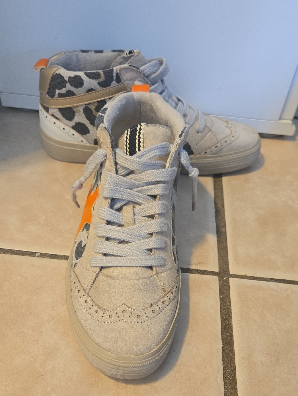 ShuShop Kids High-Top Sneakers in Light Gray with Orange Star
